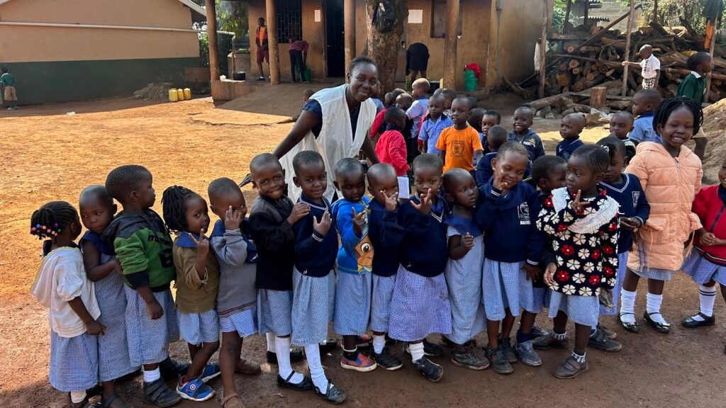 Niños de la comunidad de Tororo durante una actividad de Africa Solidarity Uganda