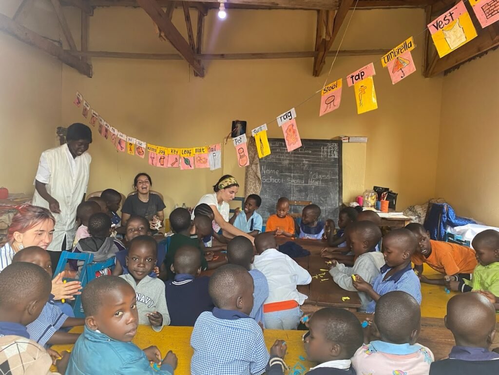 Aula de colegio en Tororo durante actividades y restauración