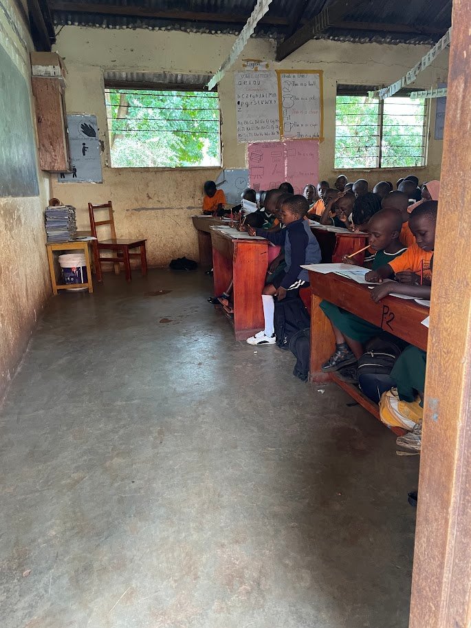 Aula de colegio preparada para el trabajo educativo en Tororo