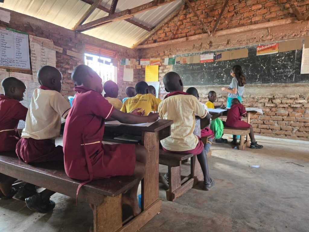 Niños de colegio en Tororo durante una actividad comunitaria