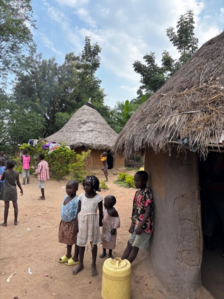 Visita comunitaria y acompañamiento a familias en Tororo