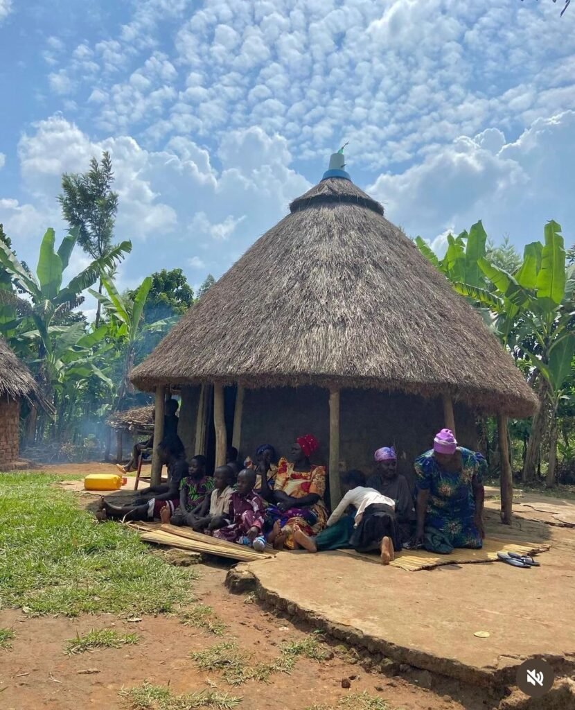 Escena relacionada con el acompañamiento y apadrinamiento en Tororo