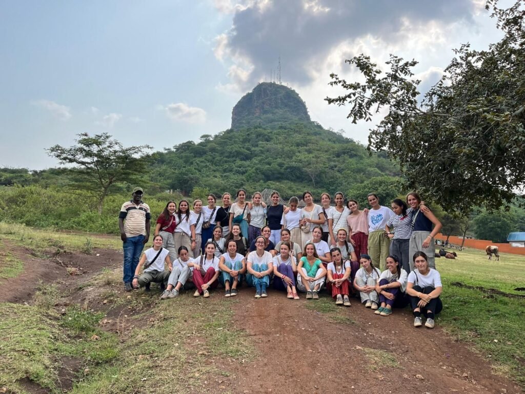 Voluntarias de Africa Solidarity Uganda con la comunidad en 2024